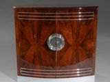 une commode Art déco avec un miroir circulaire au centre