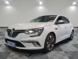 la voiture blanche est garée sur le sol à carreaux d'une pièce