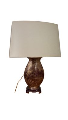 l'image d'une lampe avec un abat-jour blanc