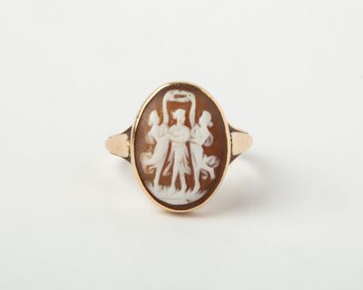 une image représentant une bague sur laquelle figurent les silhouettes d'un homme et d'une femme