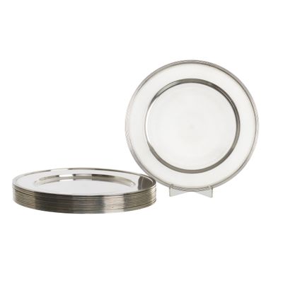 un gros plan d'une assiette en argent et d'une assiette en argent sur fond blanc