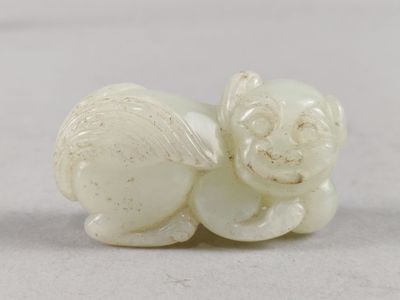 une image représentant une figurine blanche en forme de chat posée sur une surface blanche