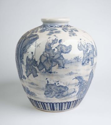 un vase bleu et blanc orné d'une image représentant des personnes