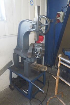 une machine posée sur une table dans une pièce