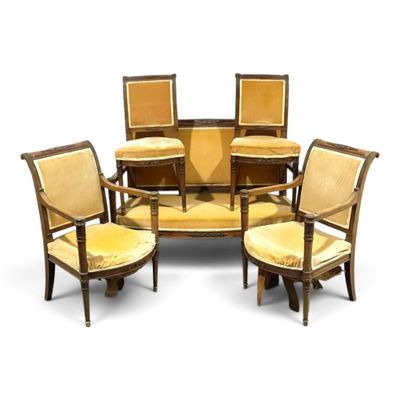 quatre chaises et une table disposées en cercle sur un fond blanc