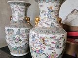 deux vases posés sur une table