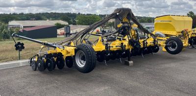 une image représentant un tracteur attelé à une remorque