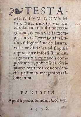 un vieux livre écrit posé sur une table
