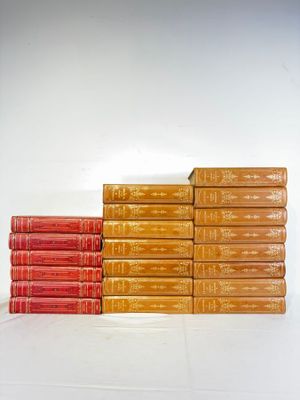 plusieurs livres empilés sur une surface blanche