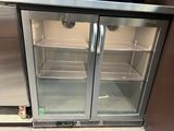 deux réfrigérateurs ouverts dans une cuisine