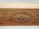 une vieille boîte en bois avec une étiquette posée sur une table