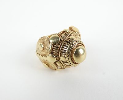 gros plan d'une bague en or sur une surface blanche