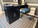 un bureau avec une chaise et une armoire dans une pièce