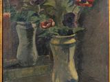 une peinture de fleurs dans un vase sur le rebord d'une fenêtre