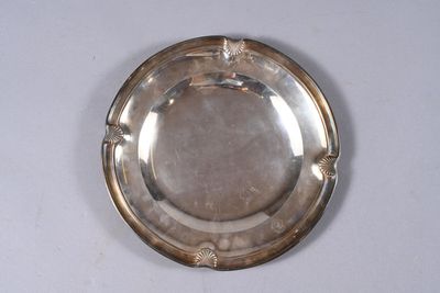 un plateau d'argent sur une table blanche avec un fond blanc
