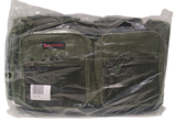 un sac de voyage emballé dans du plastique posé sur une surface blanche