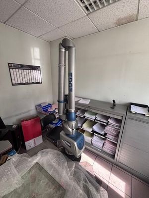 une machine placée au milieu d'une pièce