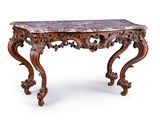 une table console ornementale sculptée avec un plateau en marbre