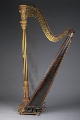 une vieille harpe posée sur un support en bois