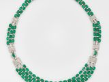 un collier d'émeraudes et de diamants, par l'entreprise