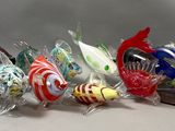 de nombreux poissons en verre posés sur une surface blanche