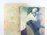Deux tableaux représentant une femme et un cheval sont exposés sur un fond blanc.