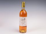 une bouteille de vin posée sur une table