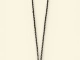 un collier avec un motif floral sur une chaîne