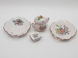 trois pièces en porcelaine, à savoir une théière, une soucoupe et une assiette