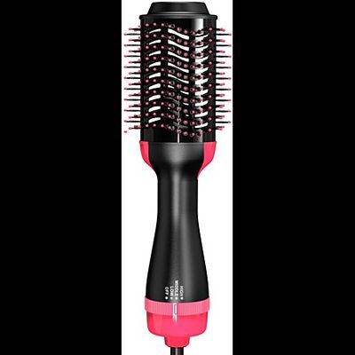 un gros plan d'une brosse à cheveux sur fond blanc