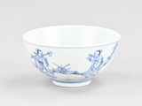 un bol bleu et blanc orné de motifs