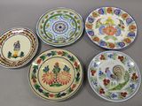 quatre assiettes à motifs différents posées sur une table