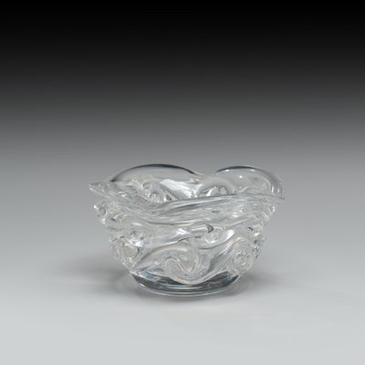 un vase en verre transparent orné d'un motif en spirale