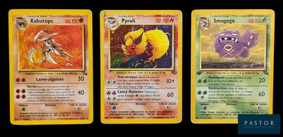 Quatre cartes Pokémon différentes sont représentées sur un fond noir.