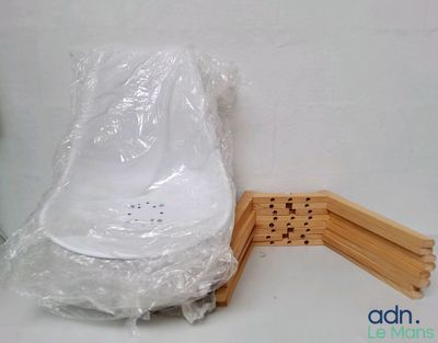 quelques morceaux de bois sont emballés dans du plastique et posés sur une table