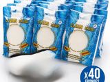 six sachets de lingettes nettoyantes pour la peau posés sur une surface blanche