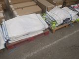 de nombreux cartons et sacs de vêtements posés sur une palette