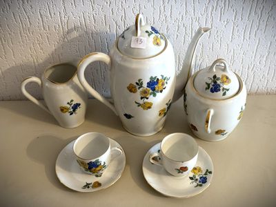 quatre pièces d'un service à thé et à café posées sur une table