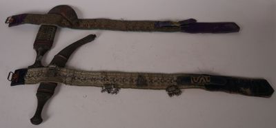 paire d'épées chinoises anciennes avec des poignées en cuir et des garnitures en laiton