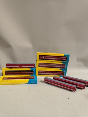 quatre crayons de couleur différents sont alignés sur une surface blanche