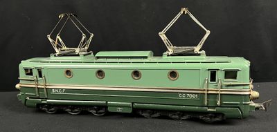 un train vert posé sur une table noire