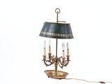 une lampe posée sur une table, sur laquelle se trouve une autre lampe
