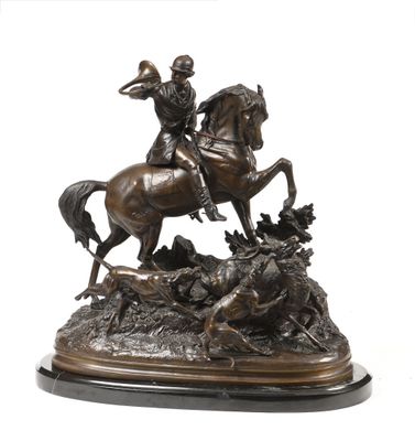 statue représentant un homme à cheval avec un chien, sur un rocher