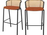une paire de tabourets de bar noirs et orange avec des assises tressées