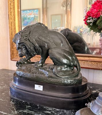 a statue of a lion sitting on a marble table