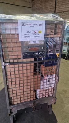 une cage métallique surmontée d'un panneau
