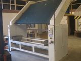 une grande machine installée à l'intérieur d'un bâtiment