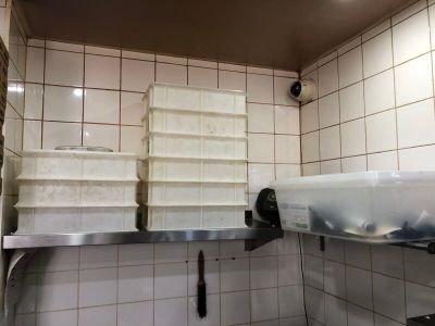 une cuisine avec beaucoup de vaisselle sur le comptoir
