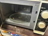 a microwave that has a pan inside of it