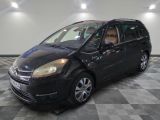 la photo d'une petite voiture noire garée dans un garage